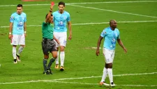 Aquivaldo, recibiendo la roja en la Vuelta de la Final
