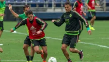 Javier Hernández y Héctor Moreno pelean un balón en un entrenamiento