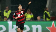 Chicharito dedica un gol en un partido del Bayer Leverkusen