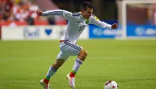 Hirving Lozano conduce el balón en juego contra Canadá