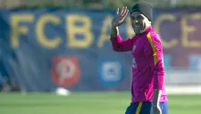 Alves saluda a la cámara en entrenamiento del Barcelona