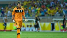 Muslera, celebrando durante un partido con Uruguay