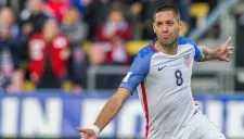 Dempsey festeja un gol con EU