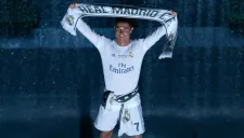 Cristiano Ronaldo muestra una bufanda del Real Madrid