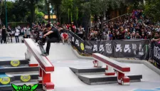 Un patinador realizando trucos en el skatepark del Templo Mayor