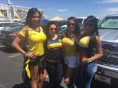 Colombianas engalanan las afueras del inmueble con su belleza