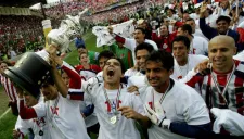 Elementos de Chivas dando la vuelta olímpica en La Bombonera