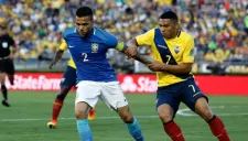 Montero y Alves pelean un balón