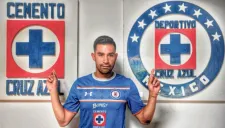 Rojas posa con los escudos de Cruz Azul