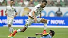 Diego Reyes conduce balón contra Uruguay