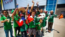 La afición mexicana afuera del estadio de la Universidad de Phoenix