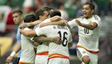 Jugadores de México festejan anotación contra Uruguay