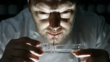 Persoone mostrando como inhalar chocolate