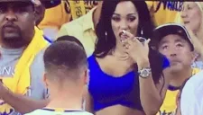 Roni Rose mira a Stephen Curry en el juego dos de Las Finales