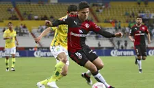 Alfonso González conduce el balón en juego de Atlas