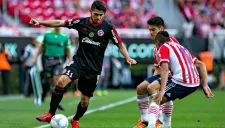 Henry Martin, enfrentando a dos elementos de Chivas