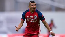 Orbelín Pineda festeja una anotación con Chivas
