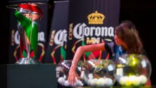 El trofeo de la Copa MX durante el sorteo de grupos