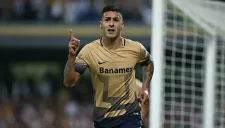 Ismael Sosa festeja un gol con Pumas