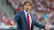 Matías Almeyda da indicaciones en partido de Chivas