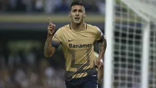 Ismael Sosa festeja un gol con Pumas