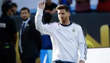 Messi saluda en entrenamiento de Argentina