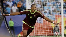 Salomón Rondón fetseja un gol con Uruguay