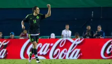 Javier Hernández festeja un gol con el Tri