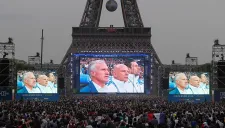 Pantallas gigantes en la Torre Eiffel