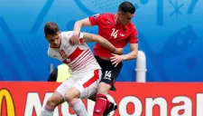 Los Xhaka compiten por el esférico en la Euro