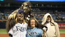 Candance Payne, mejor conocida como 'Mamá Chewbacca' se toma la foto en juego de Rays