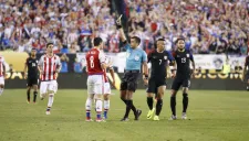 Silbante muestra tarjeta amarilla en juego entre EU y Paraguay