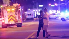 Familiares a las afueras del club nocturno en Orlando, Florida