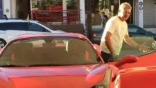 Tuca Ferretti se baja de su Ferrari
