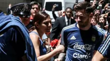 Aficionada tomando a Messi por el brazo