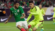 Tecatito Corona conduce el esférico en la cancha del NRG Stadium