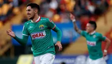 Diego Valdés en un duelo con Audax