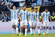 Jugadores de Argentina celebran un gol contra Bolivia
