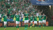 Los jugadores de Irlanda del Norte después de festejar un gol
