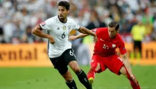 El mediocampista alemán, Sami Khedira, intenta salir jugando ante la marca de Grzegorz Krychowiak