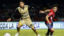 García roba el esférico a Villalva en partido entre Dorados y Veracruz