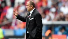 Cacic da indicaciones en el juego contra los checos