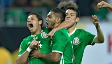 Chicharito festeja un gol con el Tri