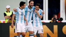 Higuaín y Messi charlando tras el tanto de Pipita