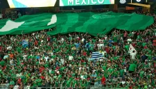 Afición azteca apoyando al Tri en suelo estadounidense