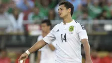 Chicharito se lamenta en partido contra Chile