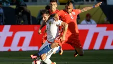 Héctor Herrera y Arturo Vidal pelean un balón
