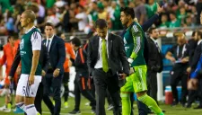 Juan Carlos Osorio sale cabizbajo luego de que México fue goleado por Chile