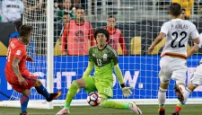 Ochoa intenta parar un disparo de Vargas