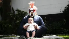 Psycho posa para la cámara con su hijo